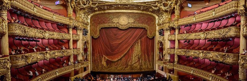 L’intérieur grandiose de l’Opéra Garnier à Paris, scène de nombreux ballets classiques et de musique pour danse classique